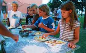 Gemeinsam Pizzabacken - Foto: Ingo Wandmacher
